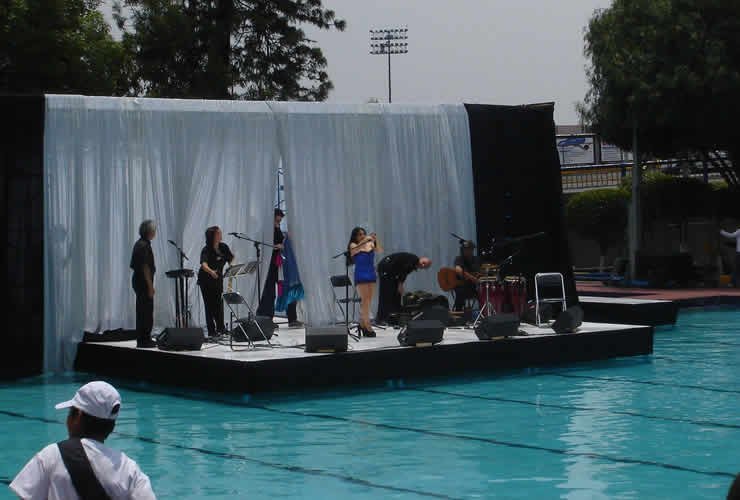 Escenario móvil flotante con Astrid Hadad